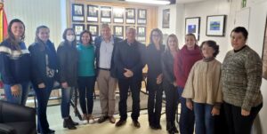 Secretario com representantes do município