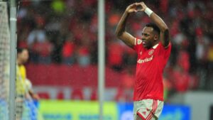 moises-comemora-gol-e-explica-momento-de-tensao_widelg