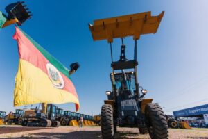 Governador-entrega-maquinas-e-equipamentos-agricolas-para-129-municipios-3-800x533