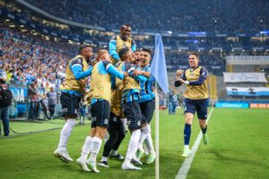 lg-noticias-com-golaa-os-de-sua-rez--villasanti-e-bitello--gra-mio-vence-rival-no-cla-ssico-gre-nal-439a--35922