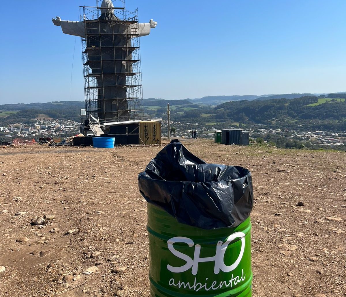 LIXEIRA-CRISTO-ACOLHEDOR-e1690057433905