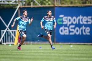 lg-noticias-gra-mio-realiza-atividade-com-foco-na-parte-fa-sica-37398