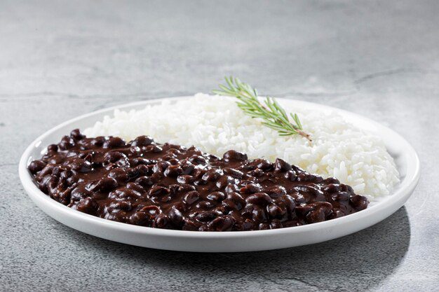 feijao-preto-e-prato-de-arroz_434193-5488