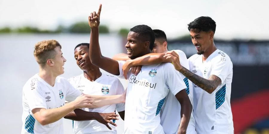 lg-noticias-gra-mio-goleia-figueirense-e-garante-classificaa-a-o-para-pra-xima-fase-da-copinhaa-38397