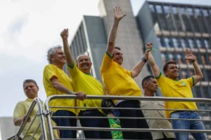ato-de-bolsonaro-na-paulista-deputados-e-governadores-1200x800-1
