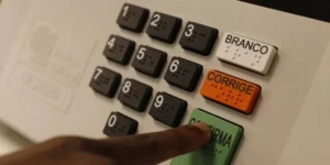 Cabina-de-votac-o-com-a-nova-urna-modelo-UE2020