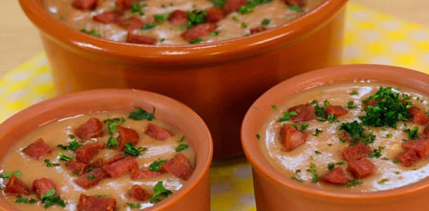 caldinho-de-feijao-com-bacon-e-calabresa-030411-610x300-1