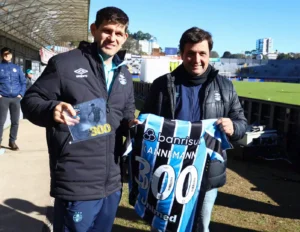 lg-noticias-walter-kannemann-a-homenageado-por-alcana-ar-300-jogos-com-a-camisa-do-gra-mio-40069