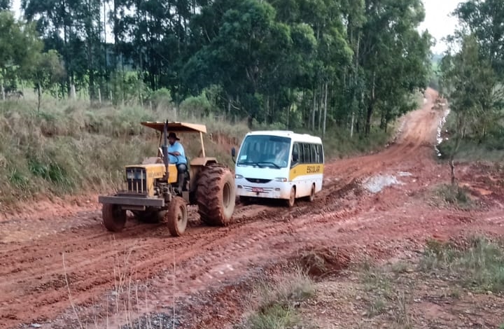transporte escolar atolado trator