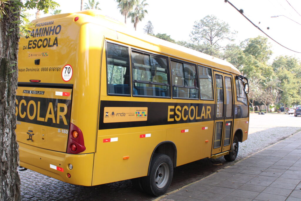 ÔNIBUS ESCOLAR