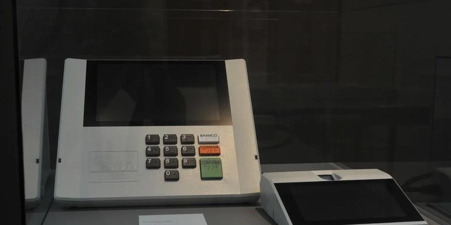 Urna defeituosa deverá ser enviada para a Justiça Eleitoral para avaliação Foto Mauro Schaefer