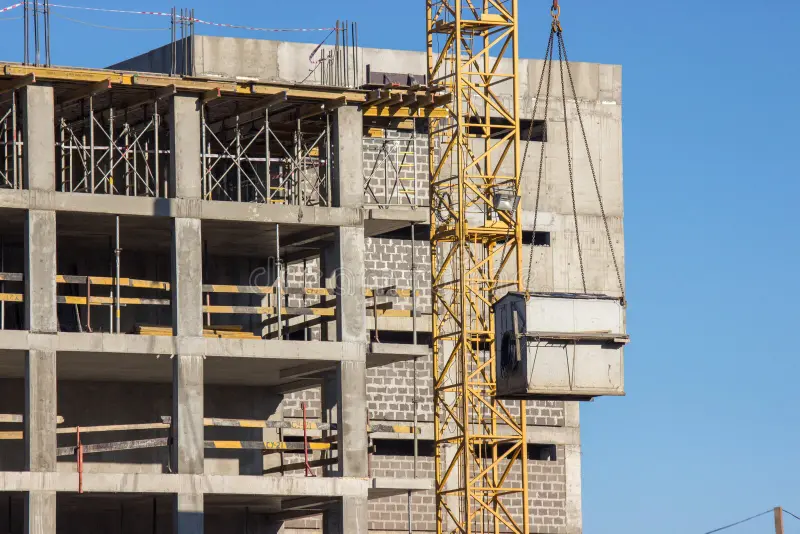 costruzione-dell-edificio-appartamento-del-struttura-calcestruzzo-con-una-gru-di-palazzo-multipiano-alzi-la-tettoia-su-sui-134140267