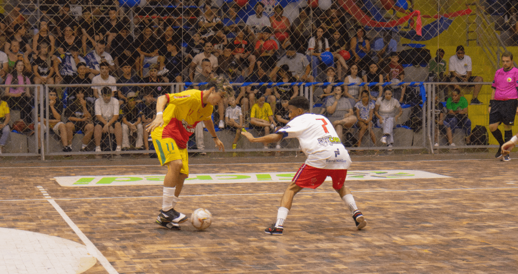 Jovens atletas jogam no Campeonato Municipal de Futsal Sub-17 em Cachoeira do Sul, primeira rodada com público vibrante e resultados acirrados.