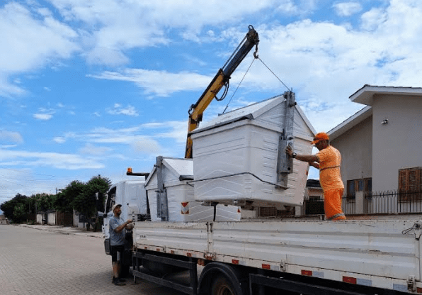 Contêiner branco da Conesul em Cachoeira do Sul para coleta mecanizada de resíduos residenciais nos bairros Universitário, Noêmia, Fátima, Tibiriçá e Medianeira