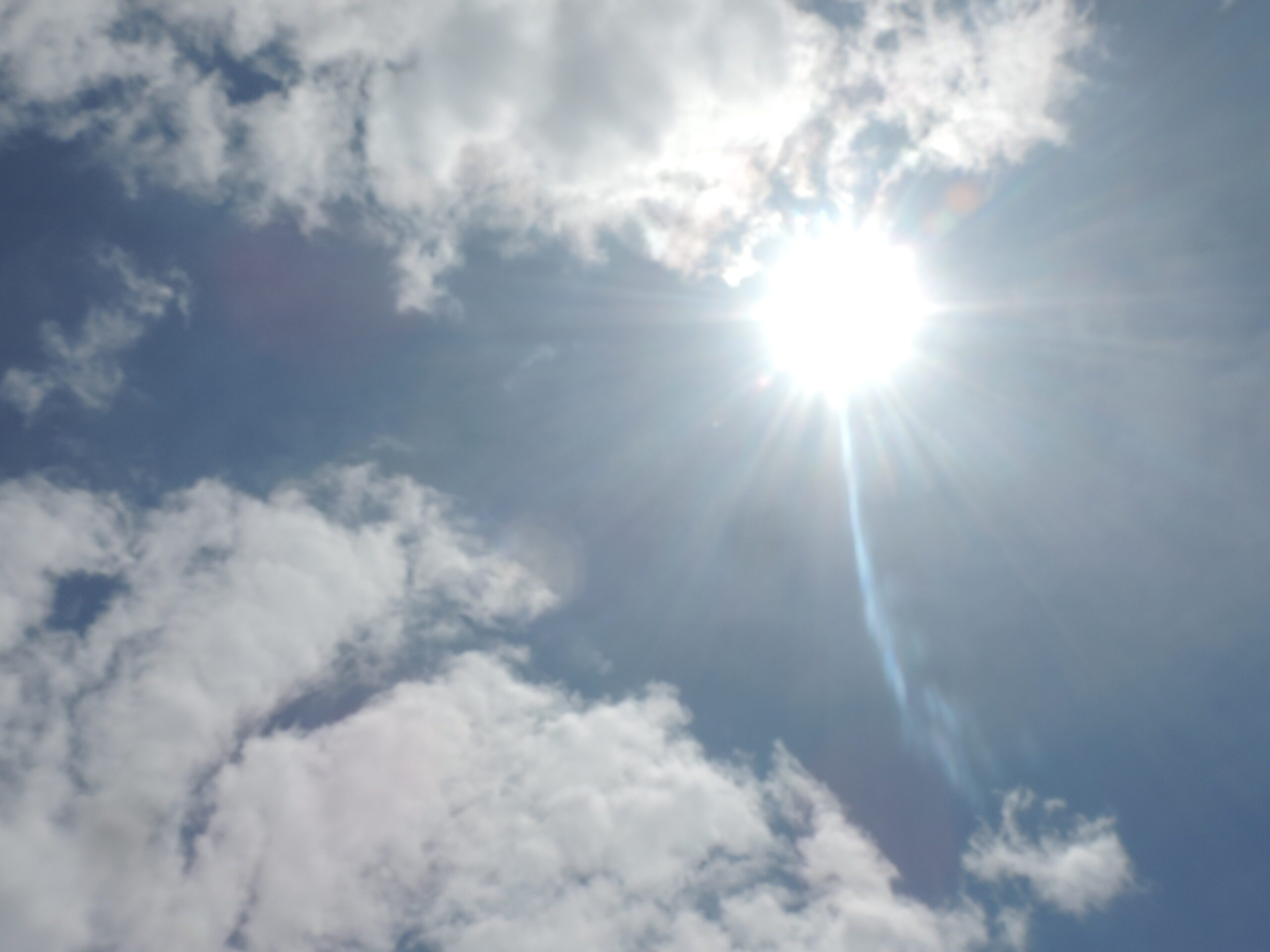 sol entre nuvens clima nublado