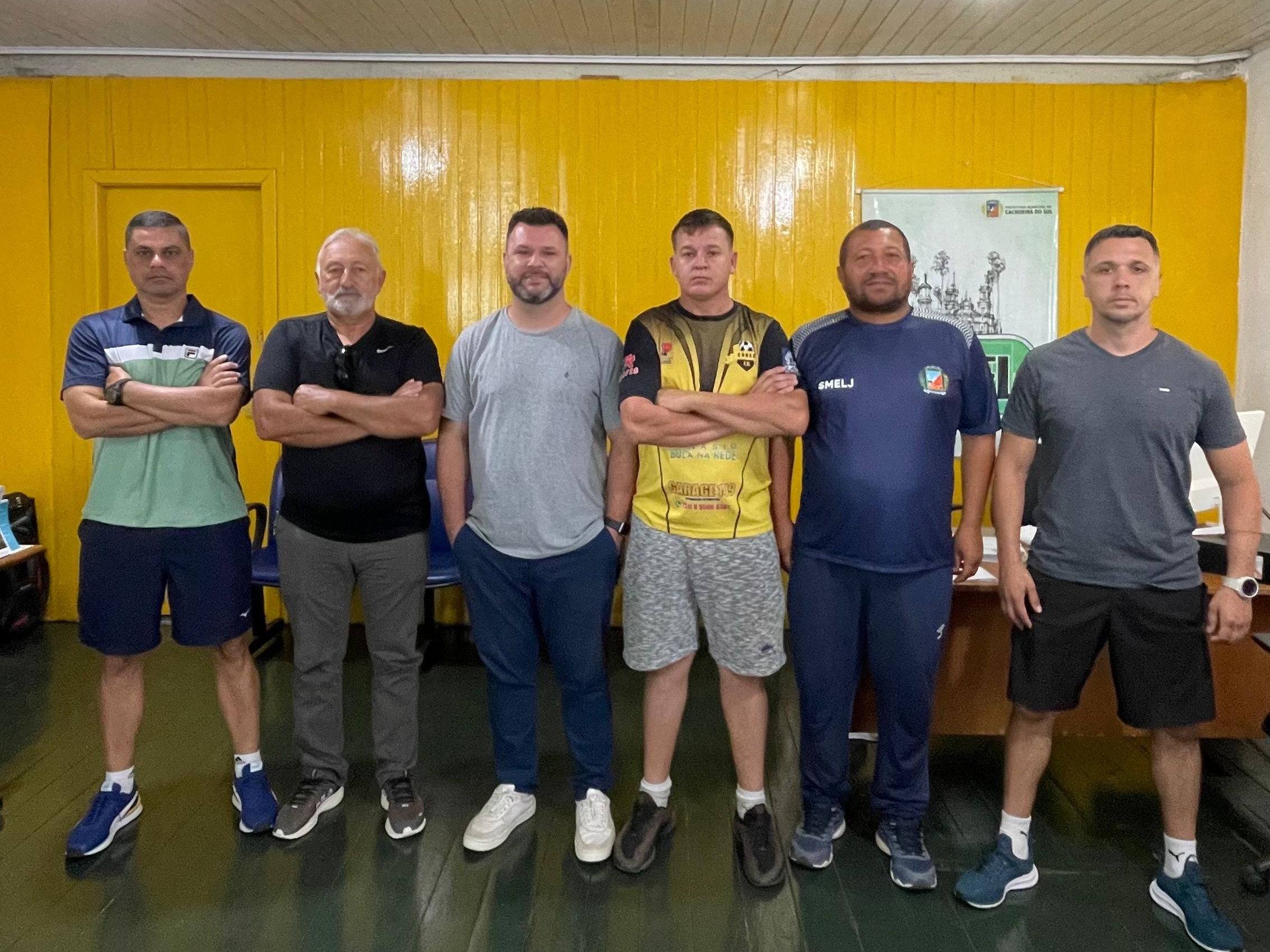 Secretário Dudu Moyses (ao centro), ao lado dos servidores Adriano (Dica) e Acilon (segundo da direita), junto com a diretoria 2025 da Ascavf