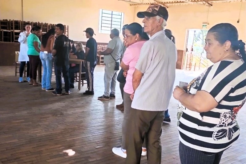 SAÚDE FILA VACINA VACINAÇÃO GRIPE COVID  DENGUE