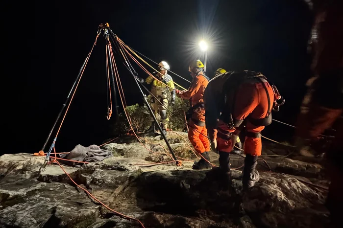 Bombeiros realizaram resgate de rapel. Corpo de Bombeiros / Divulgação