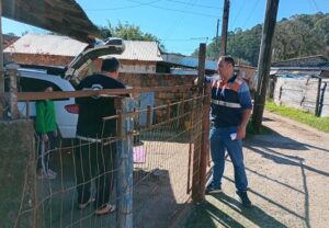 Defesa Civil de Cachoeira do Sul orienta moradores e distribui material informativo